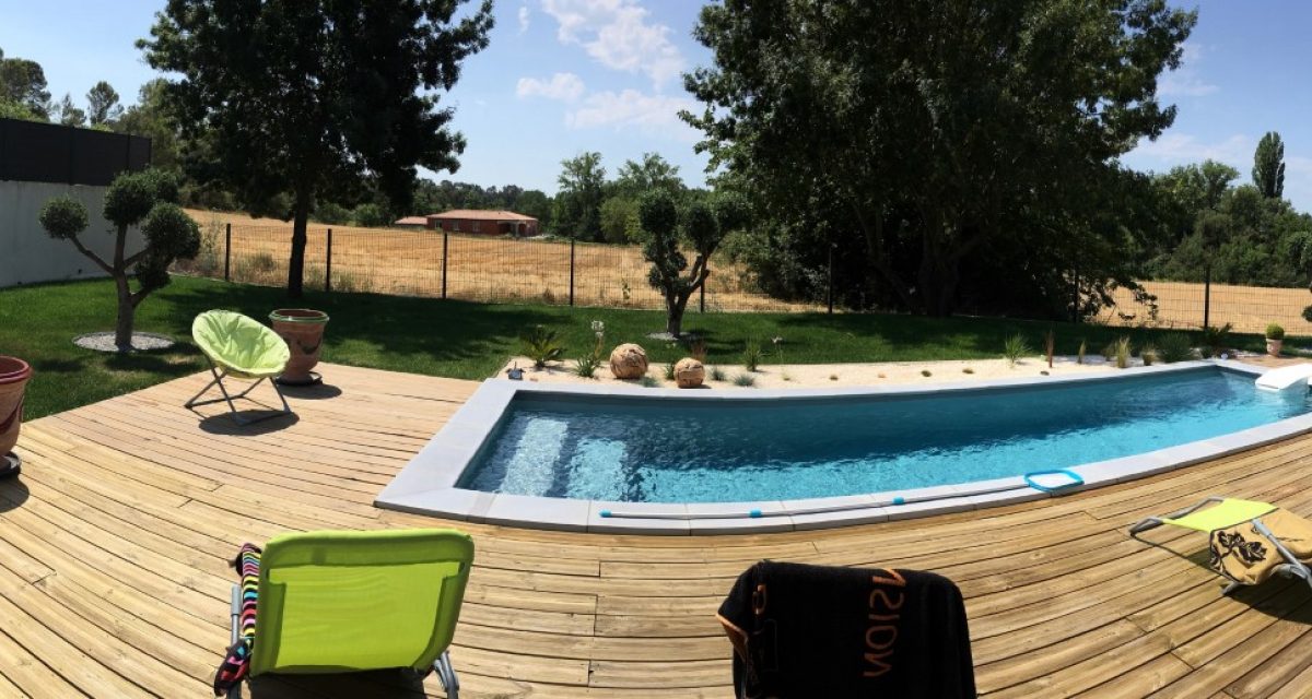 bord de piscine gazon plaque olivier et bordure métal